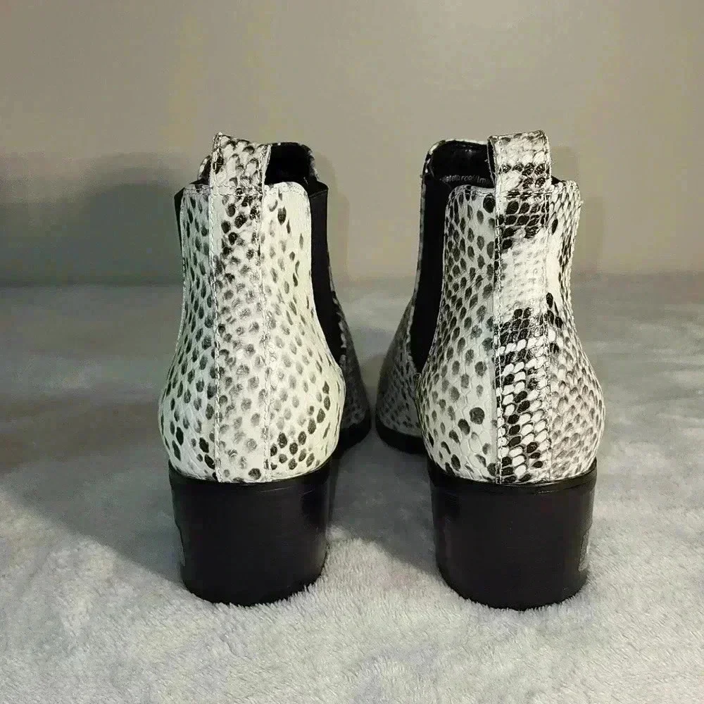BLONDO Snakeskin white and black booties NWOB